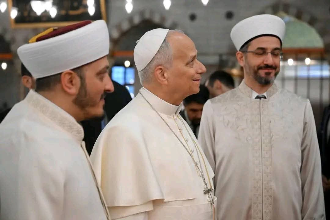 Vatican | En voyage en Turquie, le Pape Léon XIV a visité la Mosquée du Sultan Ahmet ce samedi