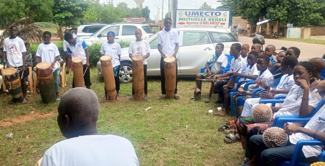 Les jeunes percussionnistes en formation, lors de leur démonstration...