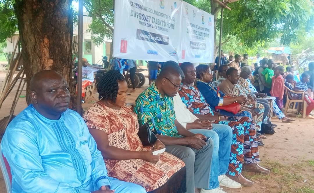 Des officiels, avec au premier plan, M. Cyriaque Noussouglo, Directeur de l'Association FILBLEUES et Secrétaire Général de la CNF-Togo