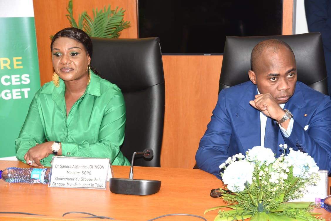 Dr Sandra Ablamba Johnson (gauche), Ministre Secrétaire général de la Présidence du Conseil, a assisté à la cérémonie de signature de la Convention...