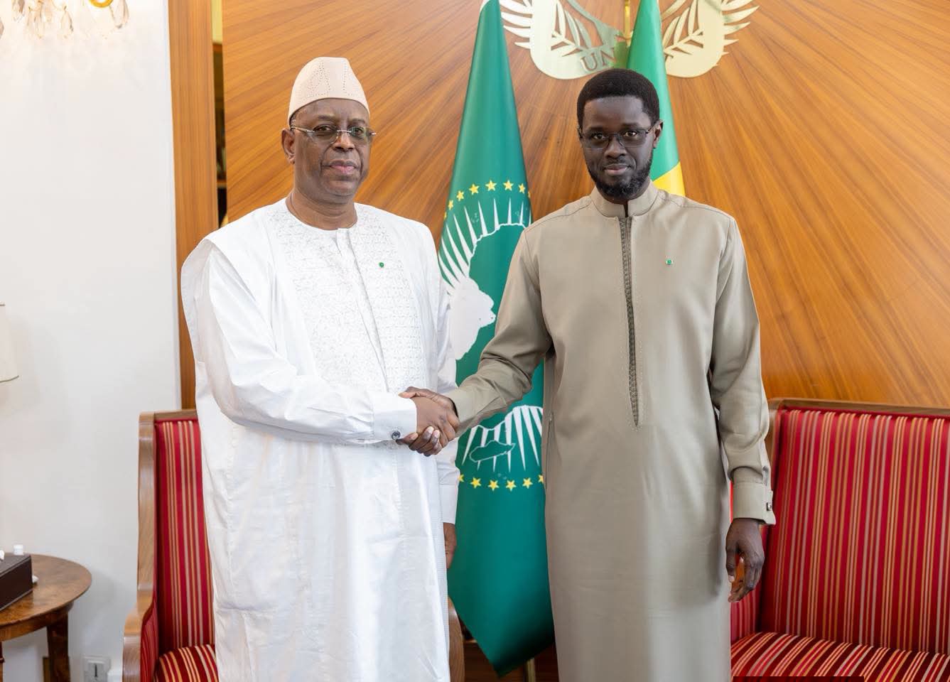 Chaudes poignées de mains entre le Président Diomaye Faye et le candidat Macky SALL, au Palais de la présidence...