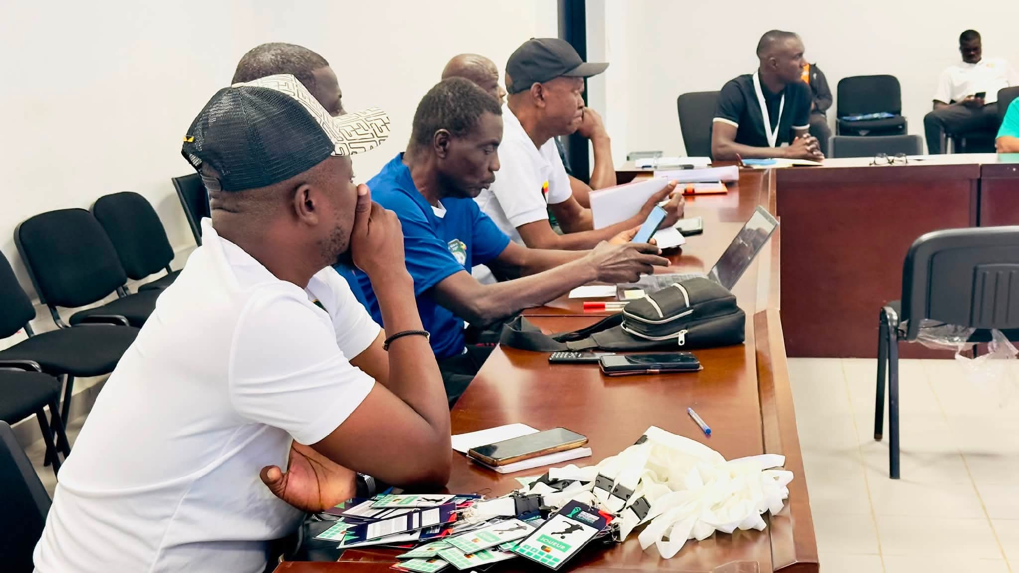 Vue partielle des officiels des deux équipes lors de la réunion technique d'avant match présidée par le Commissaire Yves Galley