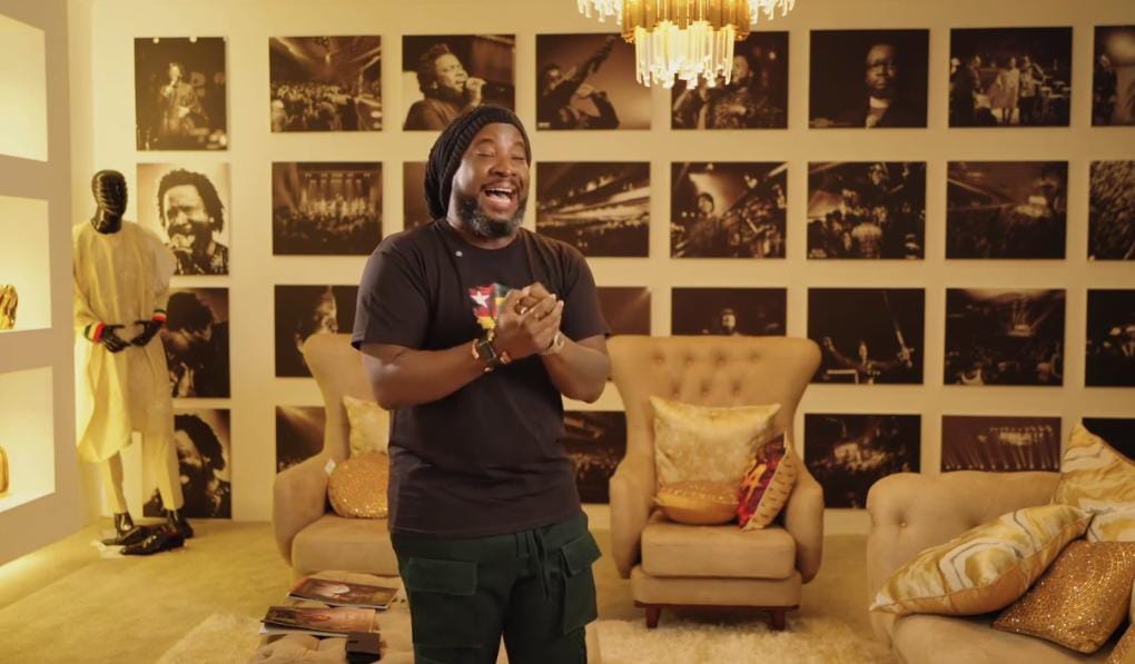 L'artiste invité Sonnie Badu sonnant la mobilisation