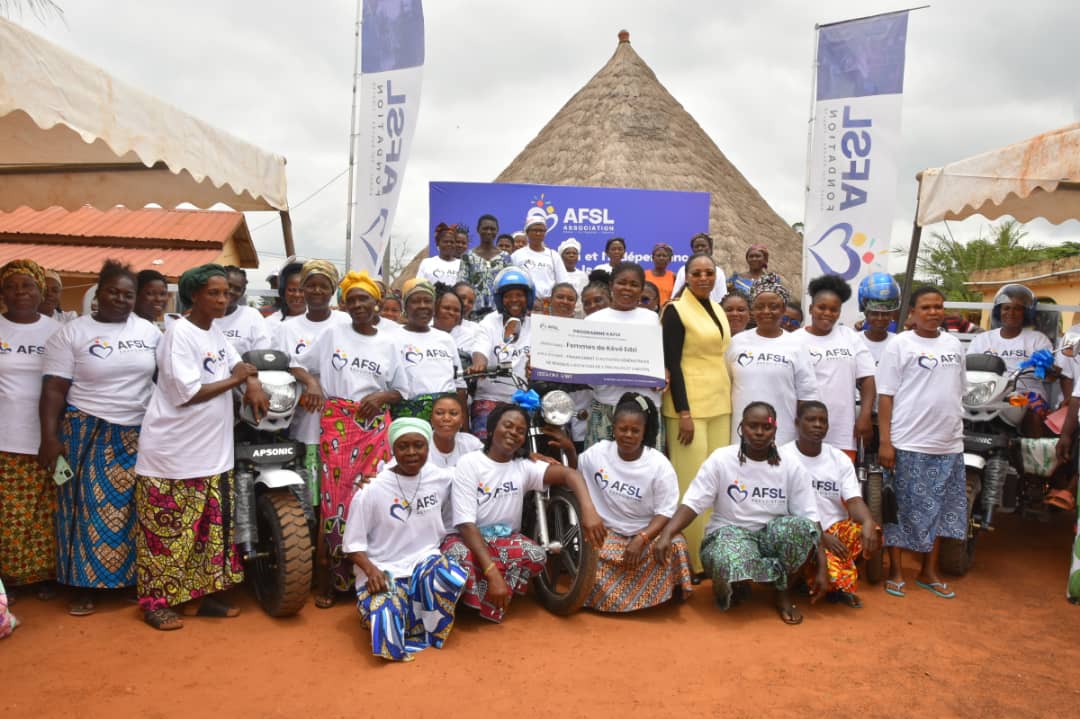 Photo de famille des officiels avec les femmes bénéficiaires lors du lancement du Programme KAFUI