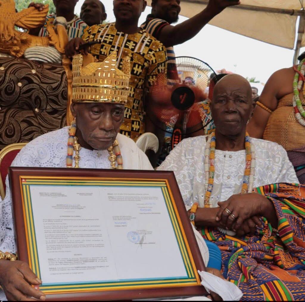 Feu Togbui Dzogbenyi Attissogbui Semekonawo IV, après la remise de son Arrêté par le Gouverneur de la Région Maritime