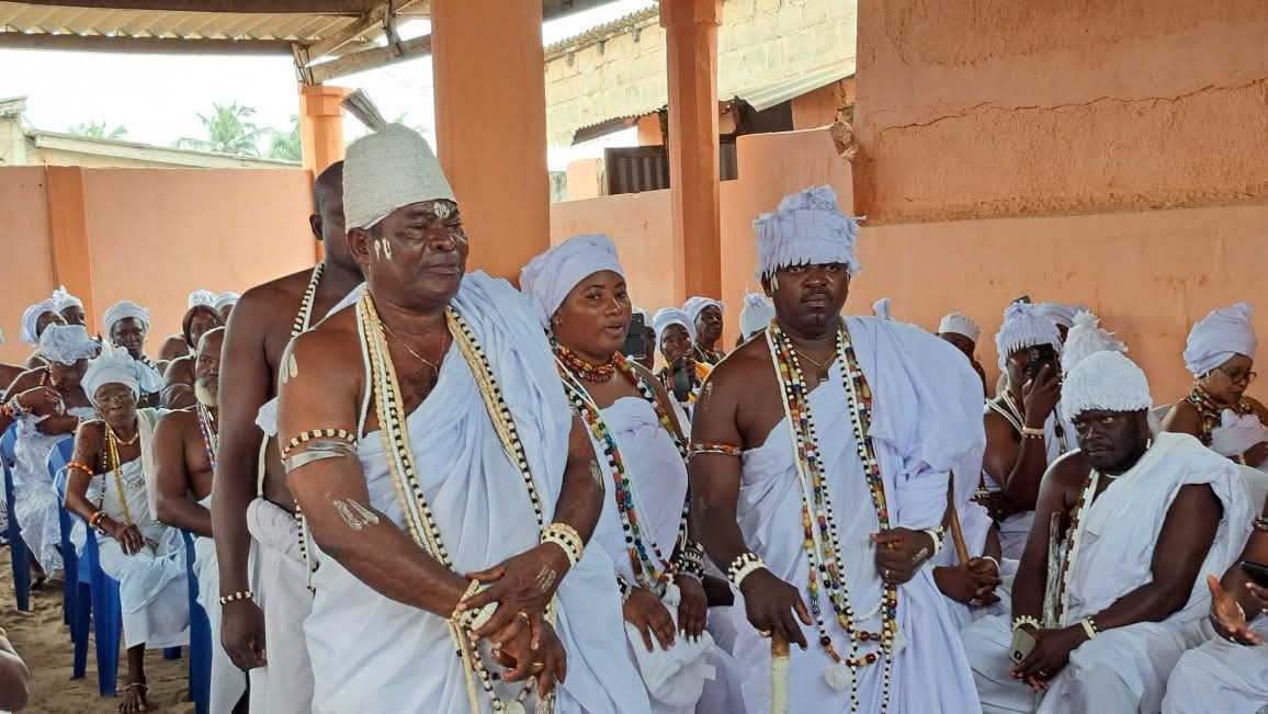 Vue partielle des adeptes de la divinité Mama Koley lors de la cérémonie Jpe Mama...