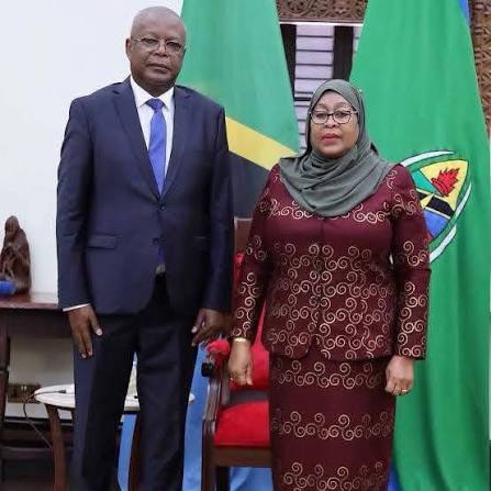 Feu Hafidh Ameir Hassan, posant avec son Épouse-présidente de la République de la Tanzanie...