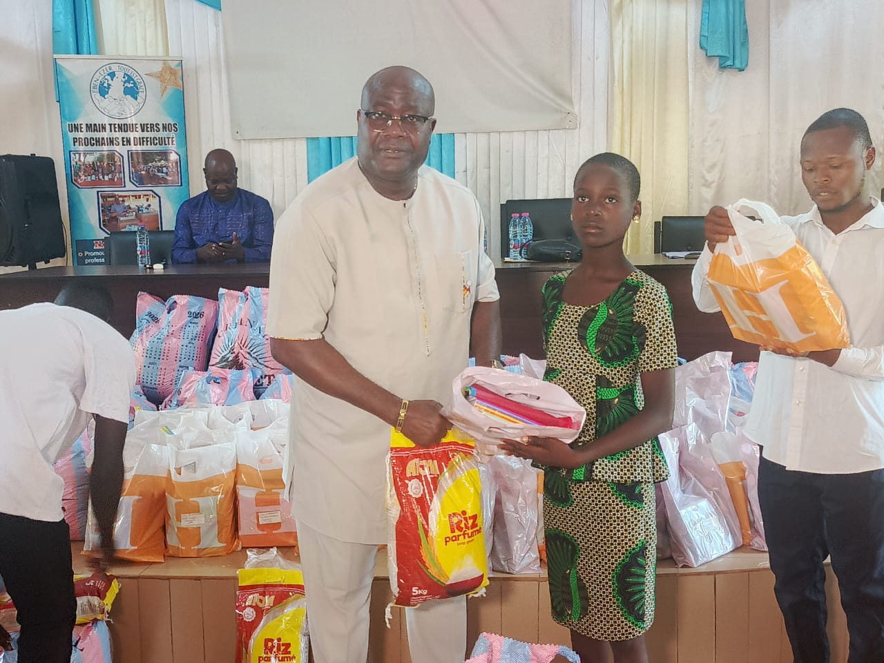 M. BELLO Osseni, Président Fondateur de l'association remettant symboliquement un kit à une élève bénéficiaire