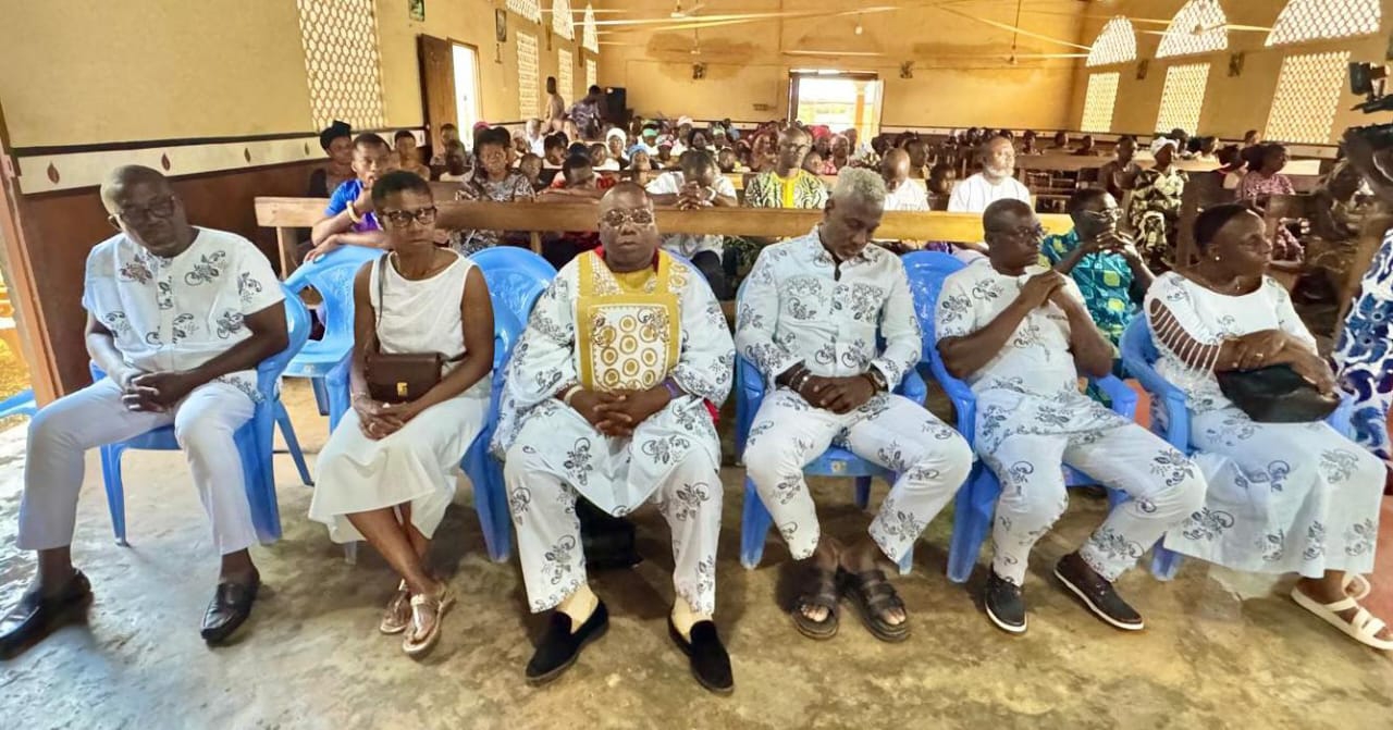 Vue partielle de la famille éplorée, samedi, lors de la messe d'enterrement en la Paroisse Christ Roo de Yéviépé